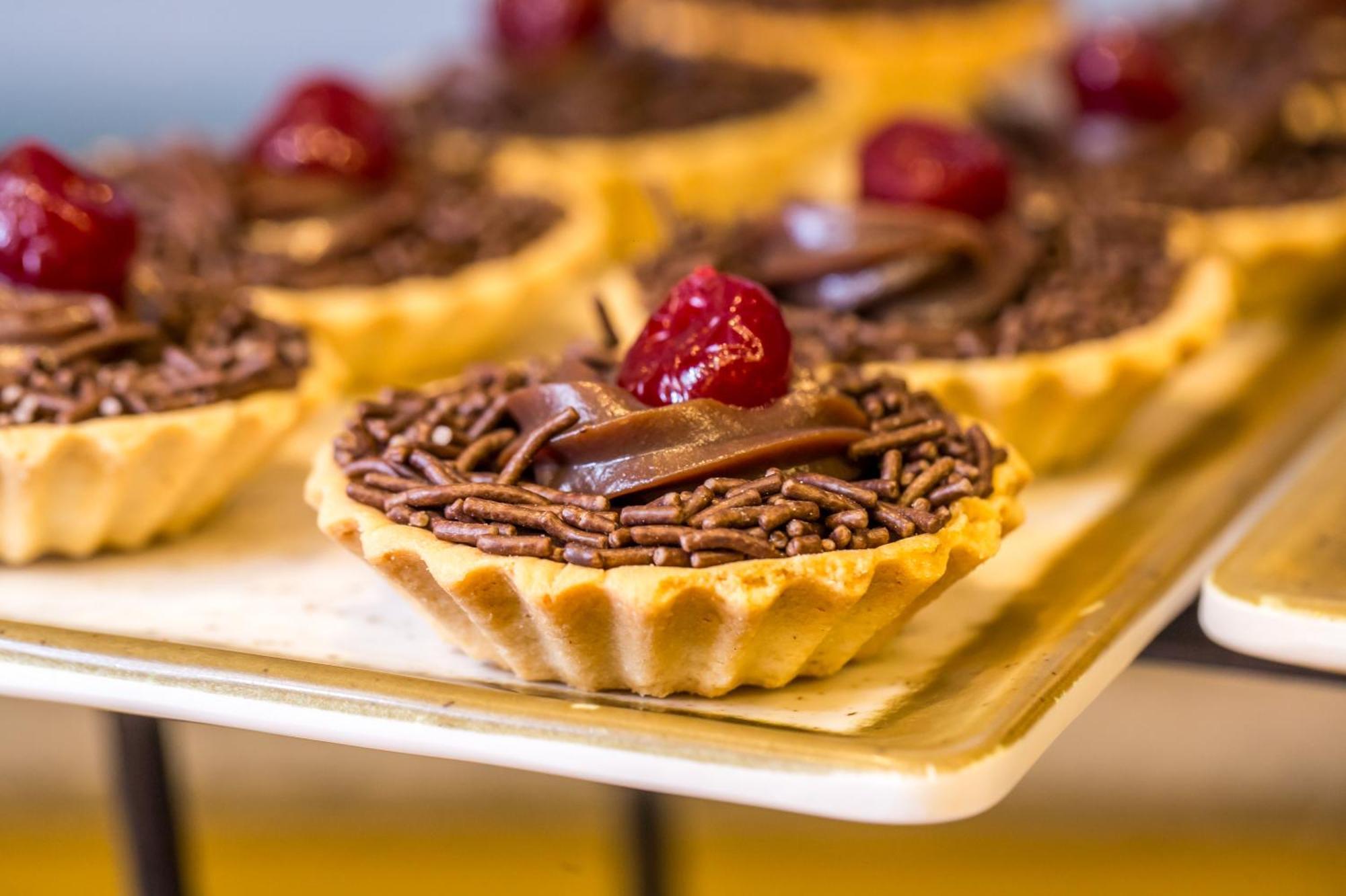 Blue Tree Thermas De Lins Resort Eksteriør billede Chocolate tart