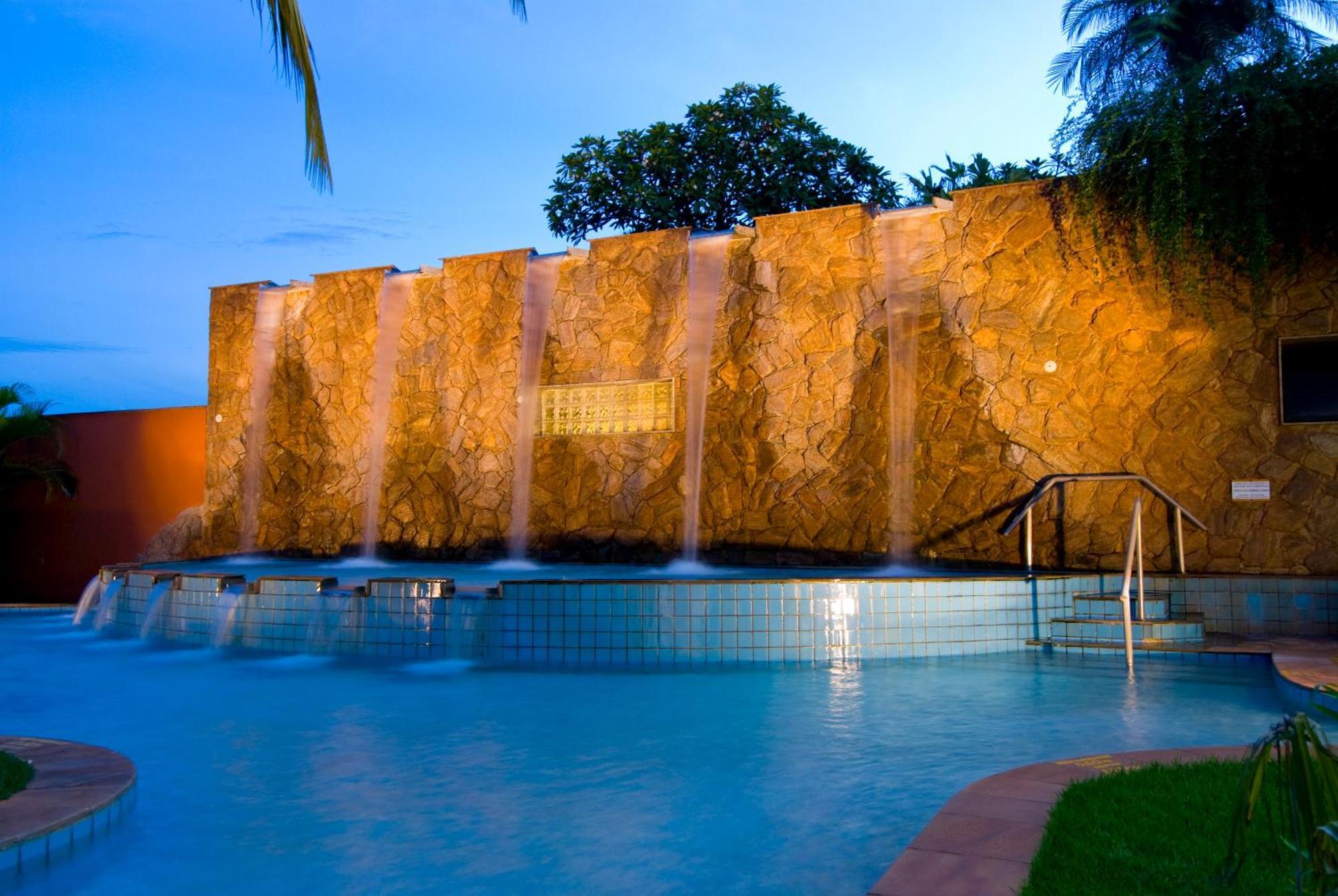 Blue Tree Thermas De Lins Resort Eksteriør billede The pool at the Taj Bengal