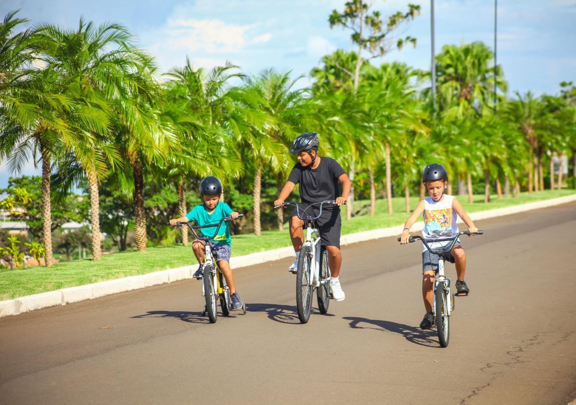 Blue Tree Thermas De Lins Resort Eksteriør billede Biking at the Dole Cannery