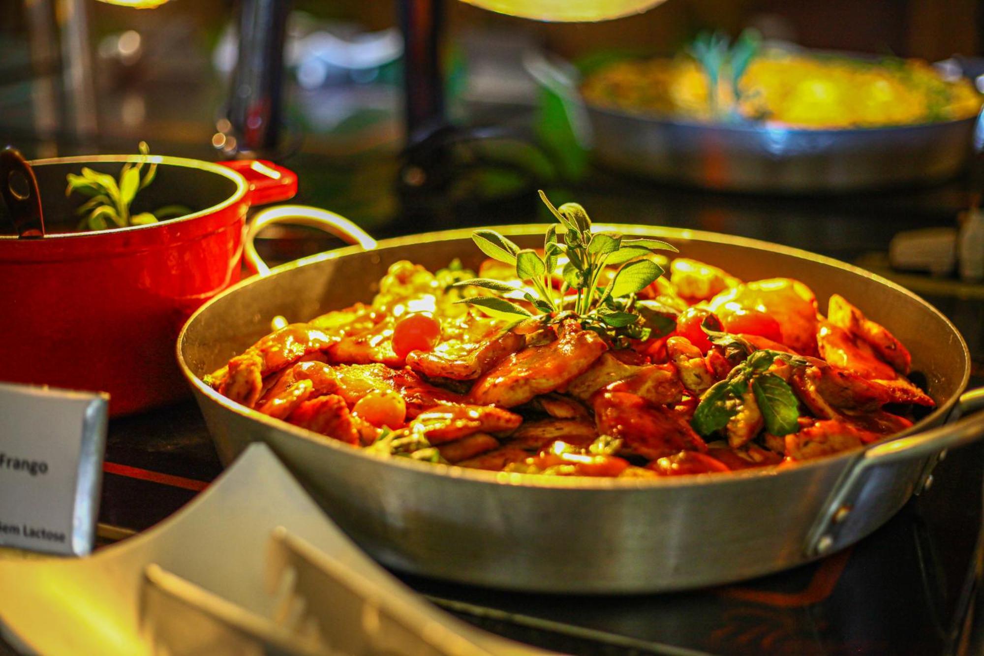 Blue Tree Thermas De Lins Resort Eksteriør billede A pan of chicken tikka masala