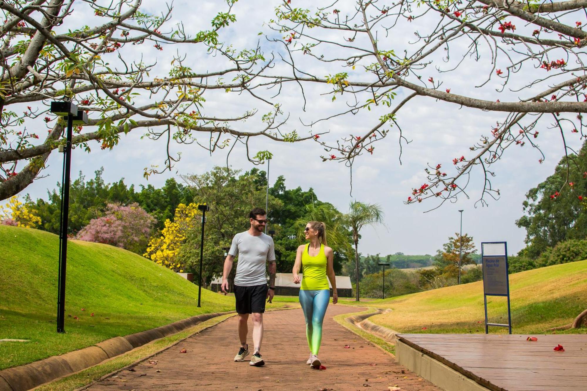 Blue Tree Thermas De Lins Resort Eksteriør billede People walking in the park