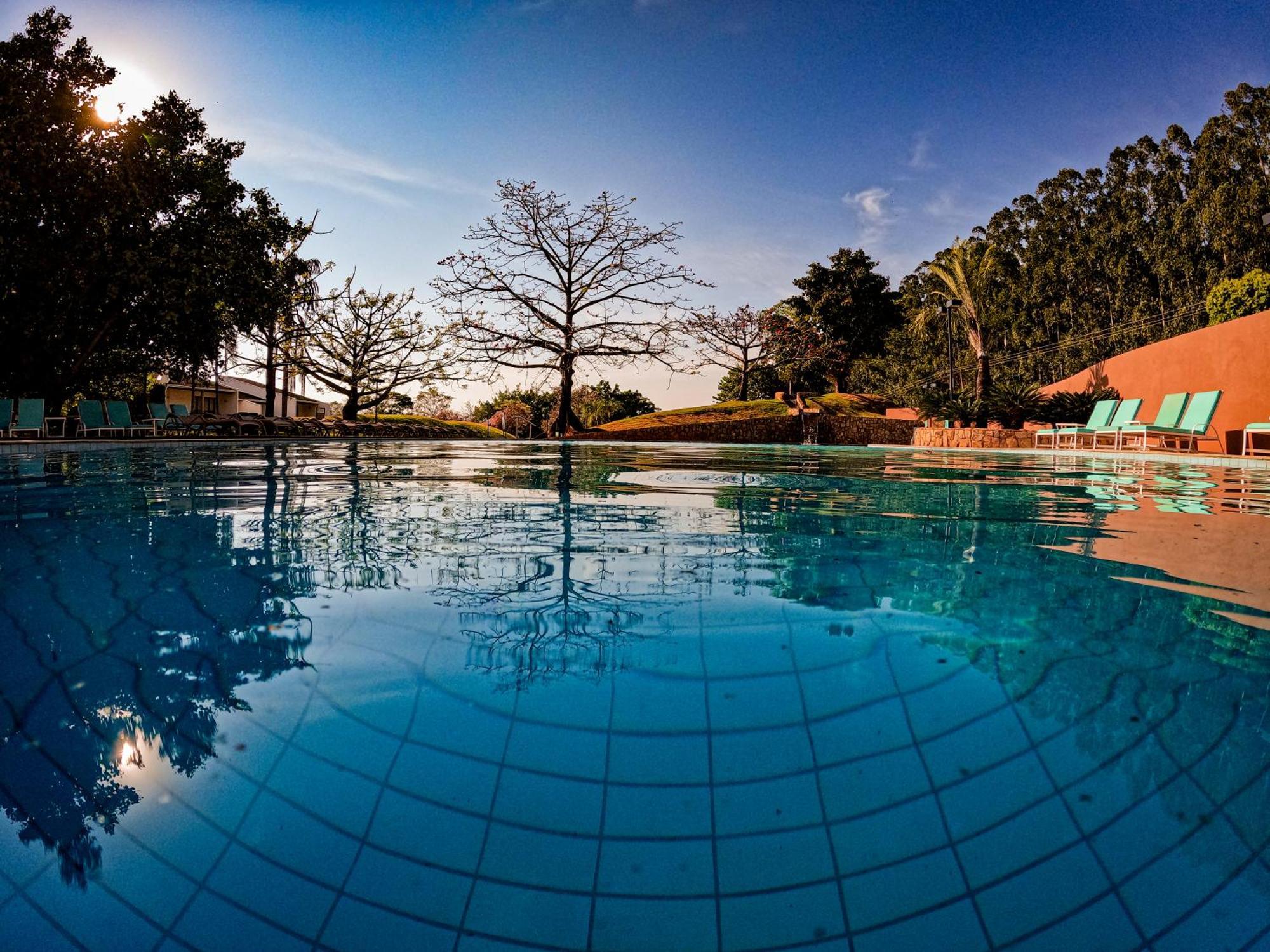 Blue Tree Thermas De Lins Resort Eksteriør billede The swimming pool at the resort