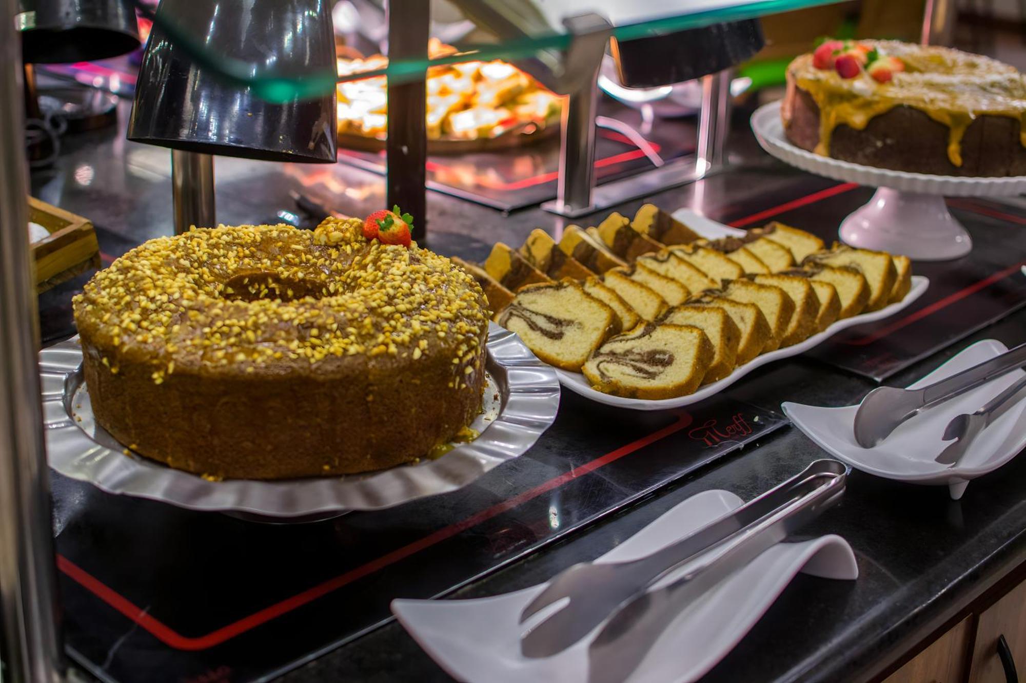 Blue Tree Thermas De Lins Resort Eksteriør billede A dessert buffet