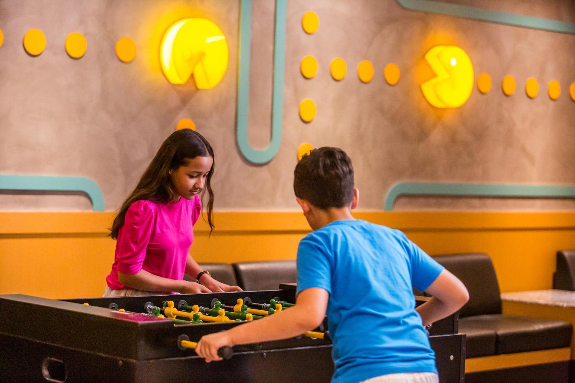 Blue Tree Thermas De Lins Resort Eksteriør billede Two children playing table football
