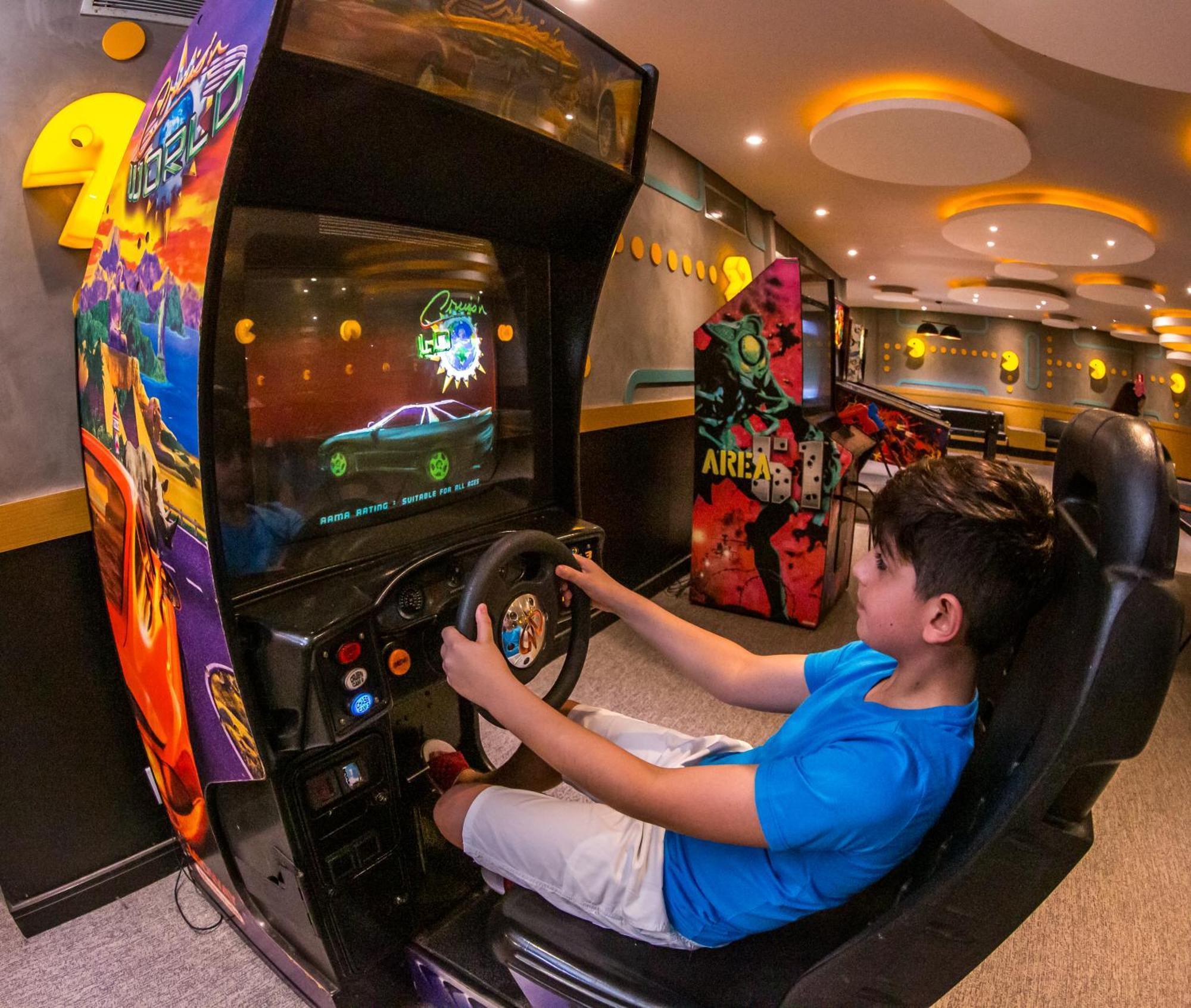 Blue Tree Thermas De Lins Resort Eksteriør billede A child playing a racing game