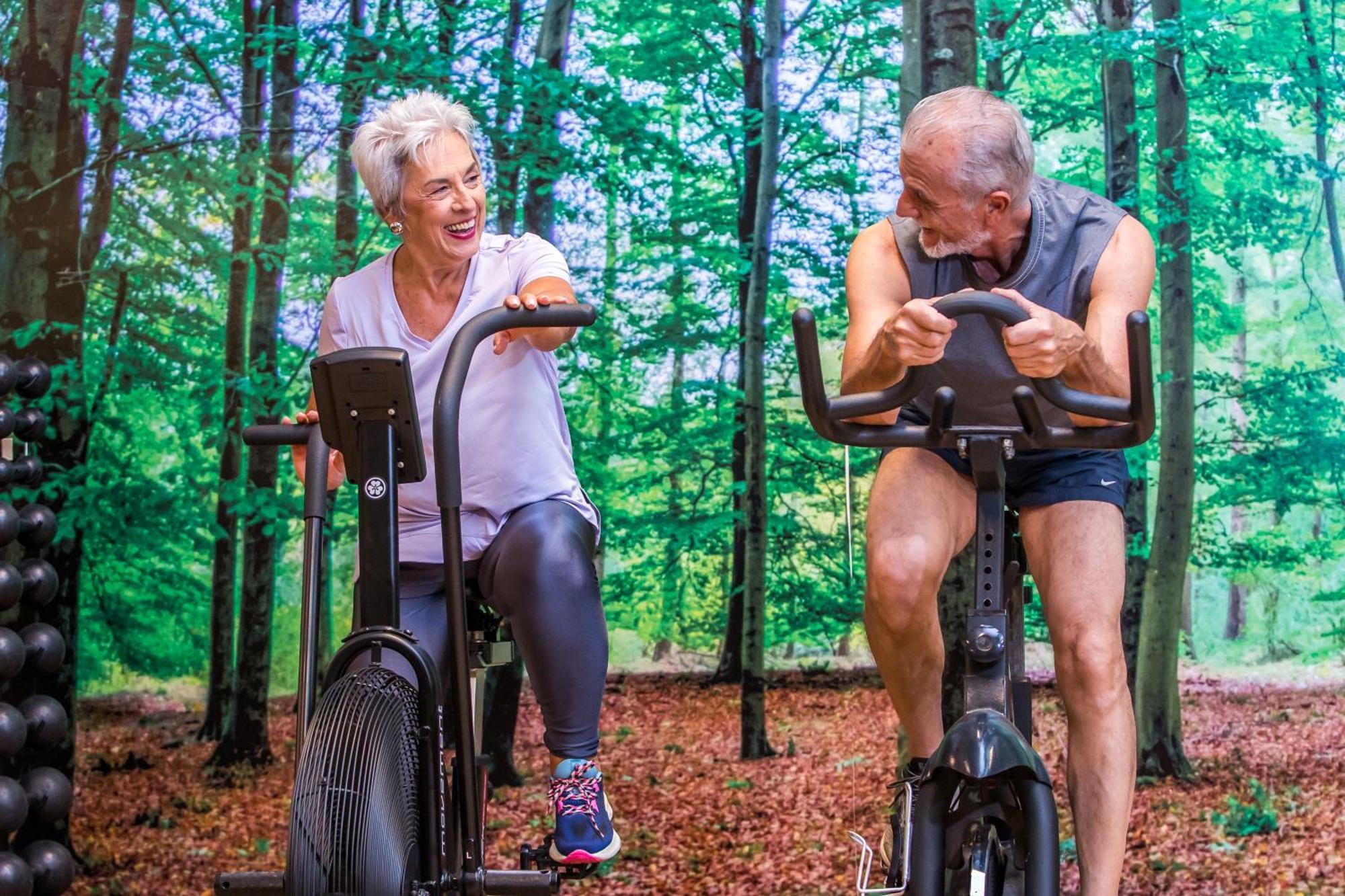 Blue Tree Thermas De Lins Resort Eksteriør billede Older people exercising
