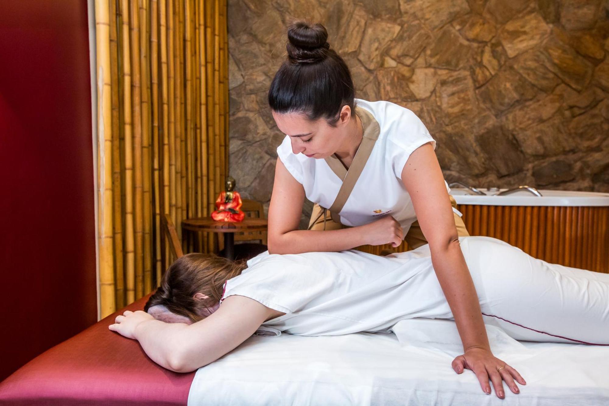 Blue Tree Thermas De Lins Resort Eksteriør billede Thai massage