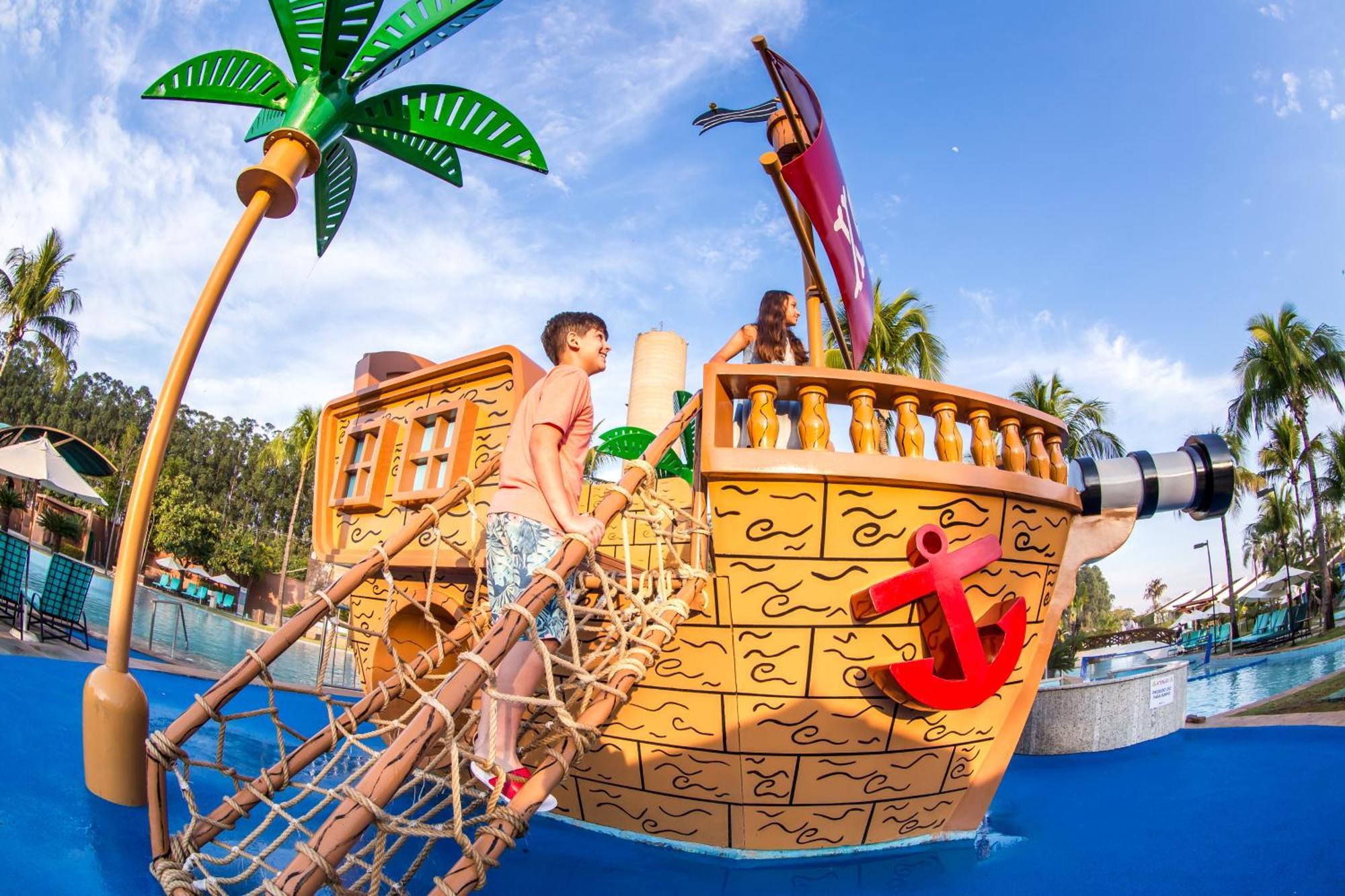 Blue Tree Thermas De Lins Resort Eksteriør billede The pirate ship at the Splash Zone