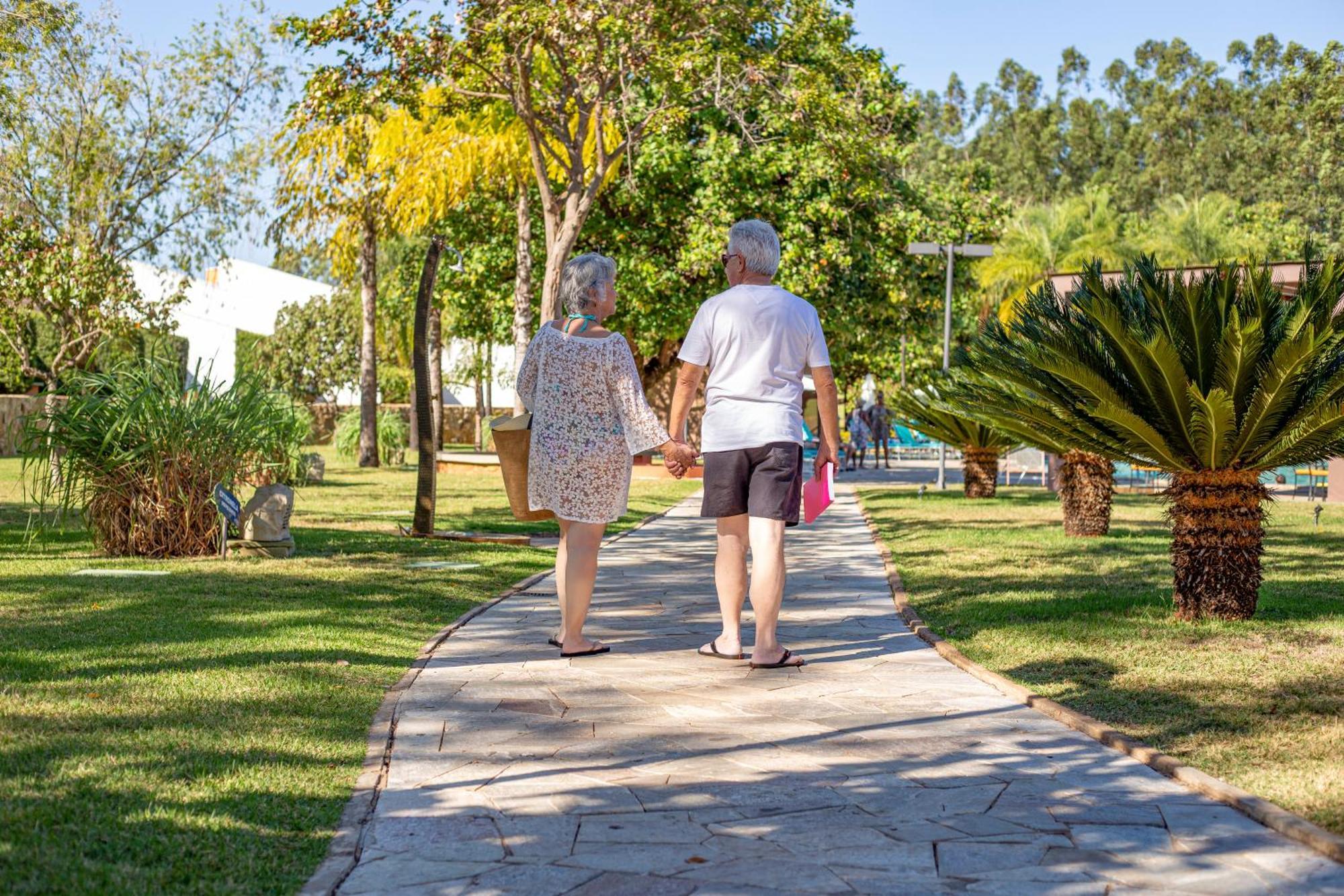 Blue Tree Thermas De Lins Resort Eksteriør billede A couple walking in a park