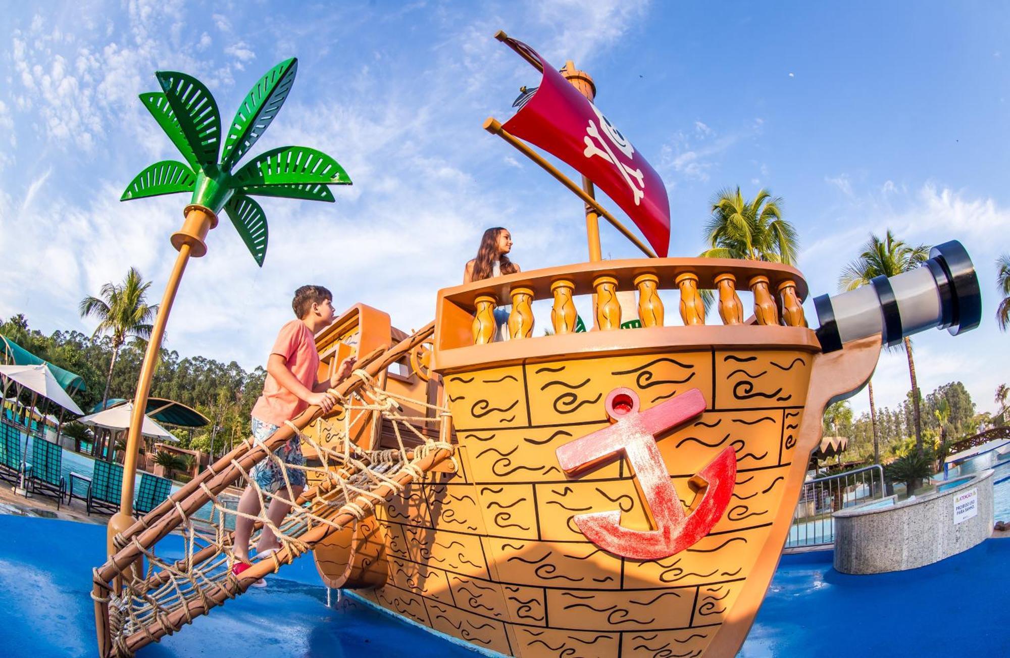 Blue Tree Thermas De Lins Resort Eksteriør billede The pirate ship at Wet'n'Wild